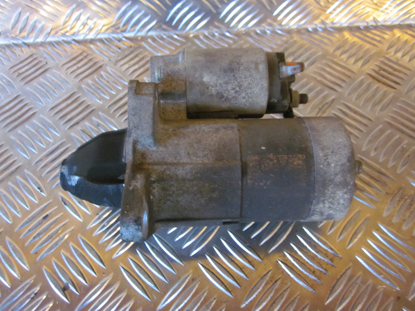 Mazda 323 4D BJ12 Starter Med OEM Nr. BPD418400A Fra Mazda Ophugger