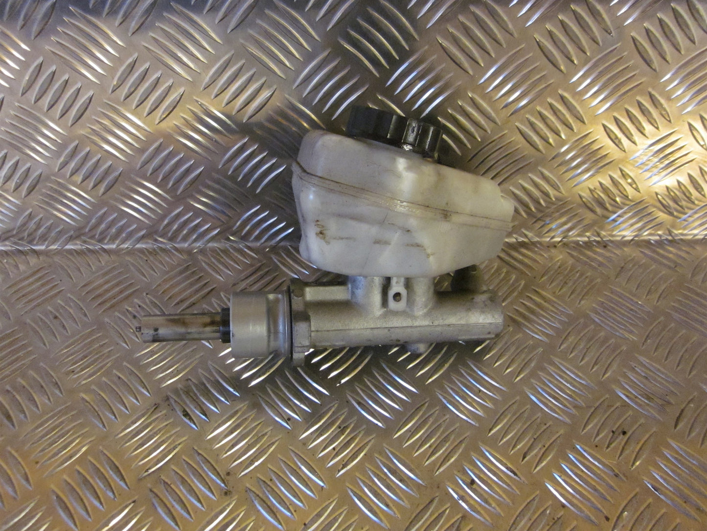 Ford Mondeo 3 Bremsehovedcylinder Med OEM Nr. Ophugger Fra Ford Ophugger