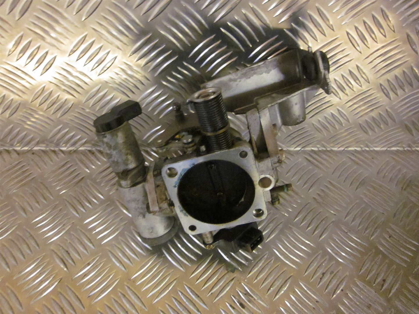 Opel Vectra B Spjældhus Med OEM Nr. Ophugger Fra Opel Ophugger