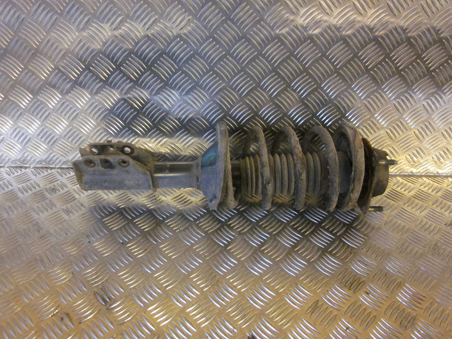 Mazda 323 S 4D BA12 Fjederben For V Med OEM Nr. Ophugger Fra Mazda Ophugger