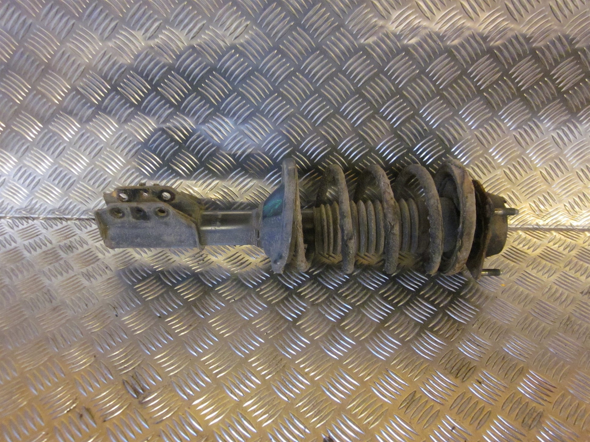 Mazda 323 S 4D BA12 Fjederben For V Med OEM Nr. Ophugger Fra Mazda Ophugger