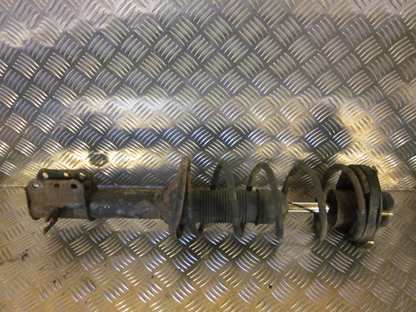 Mazda 323 HB BA15 Fjederben For V Med OEM Nr. Ophugger Fra Mazda Ophugger