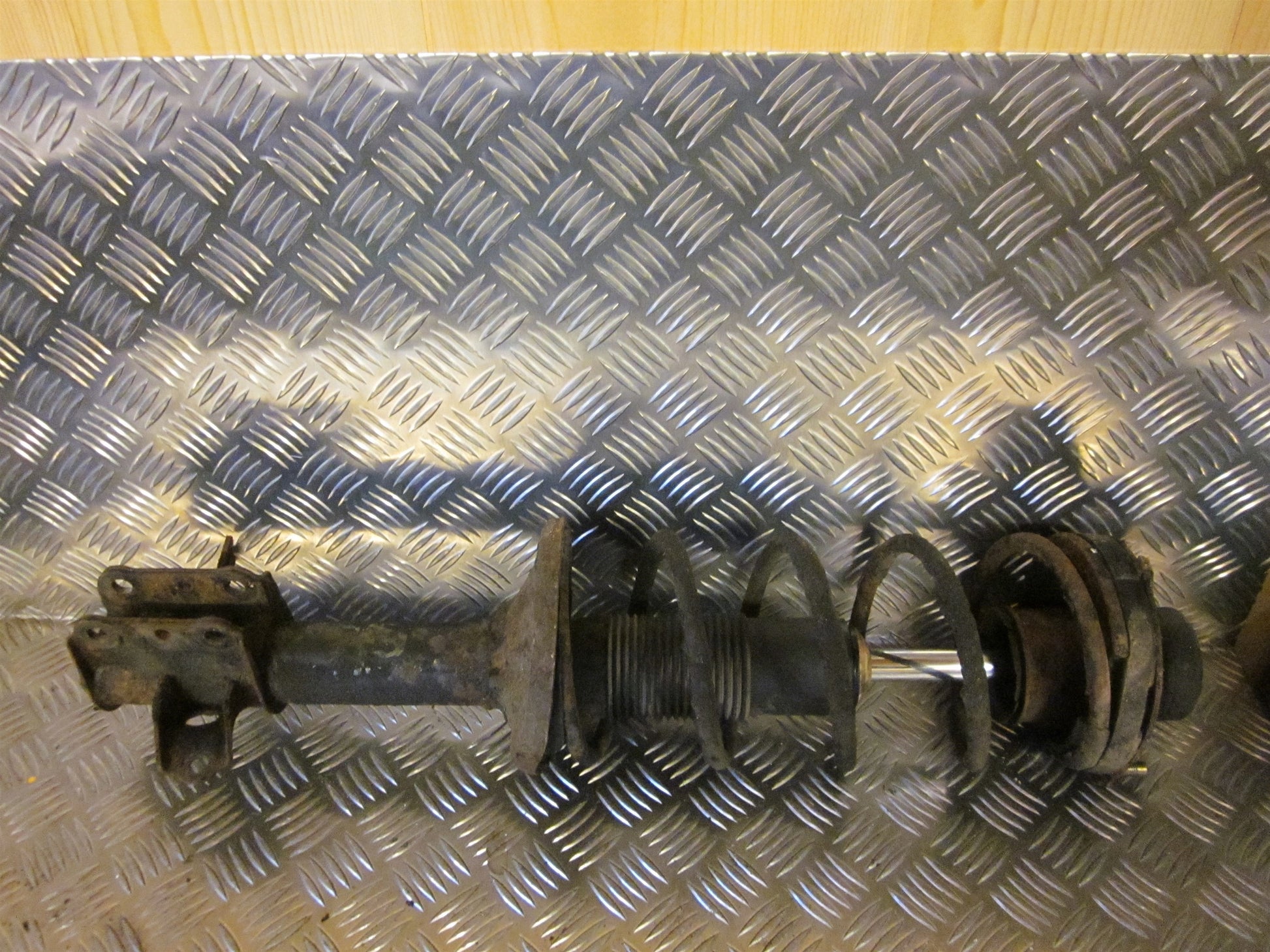 Mazda 323 HB BA15 Fjederben For H Med OEM Nr. Ophugger Fra Mazda Ophugger