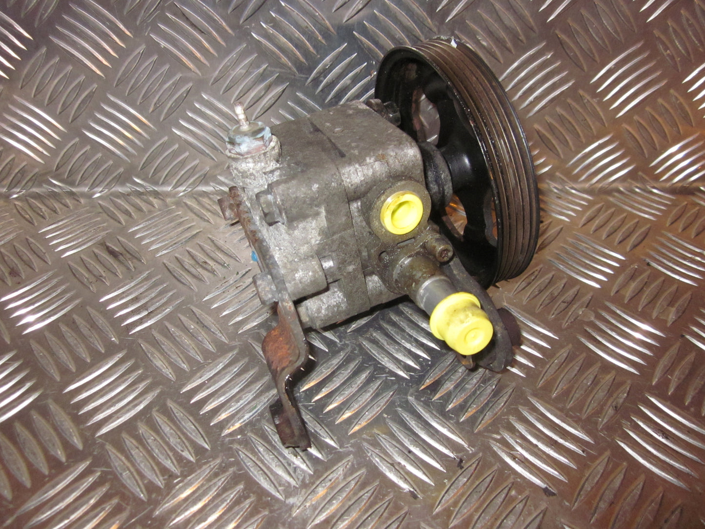 Mazda 626 GF/GW Servopumpe Med OEM Nr. Ophugger Fra Mazda Ophugger