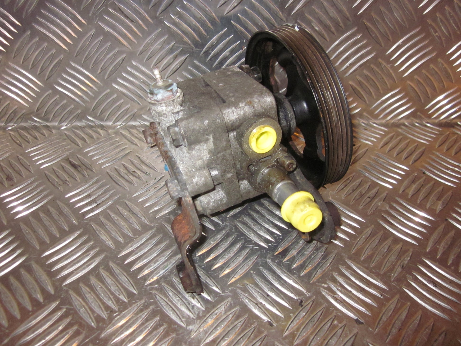 Mazda 626 GF/GW Servopumpe Med OEM Nr. Ophugger Fra Mazda Ophugger