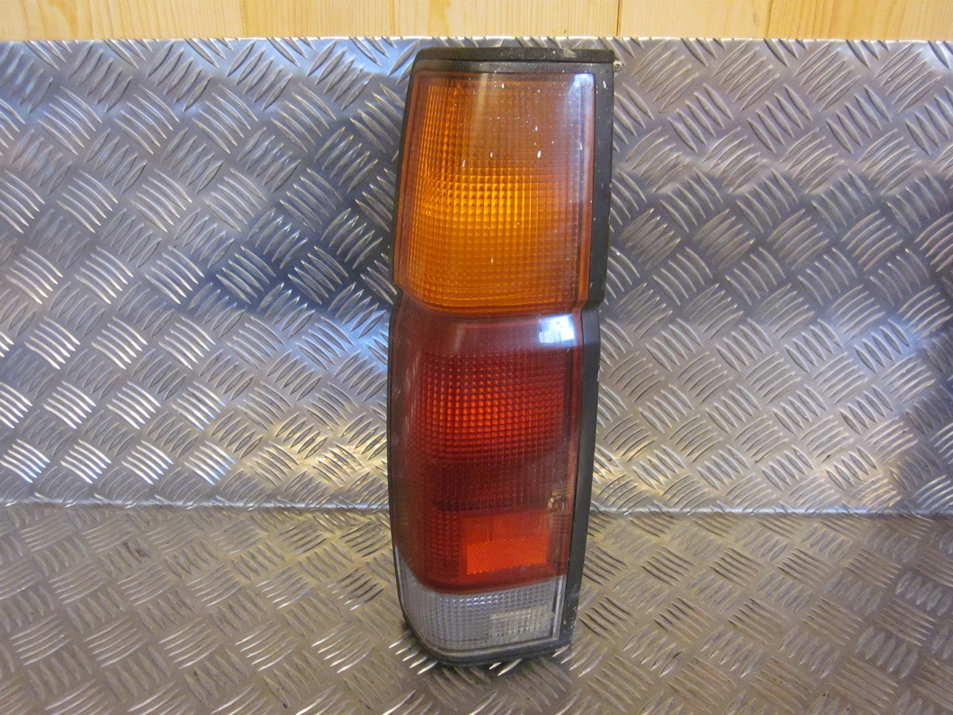 Nissan King Cab Baglygte Med OEM Nr. Ophugger Fra Nissan Ophugger