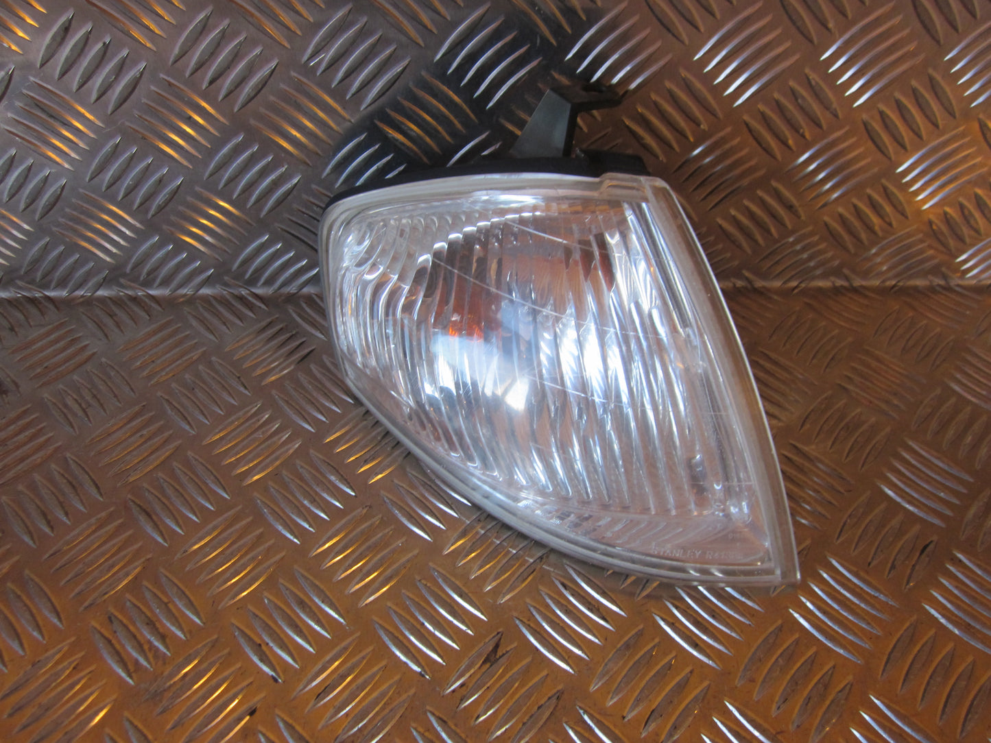 Mazda 323 F 5D BJ14 Blinklygte For Med OEM Nr. Ophugger Fra Mazda Ophugger