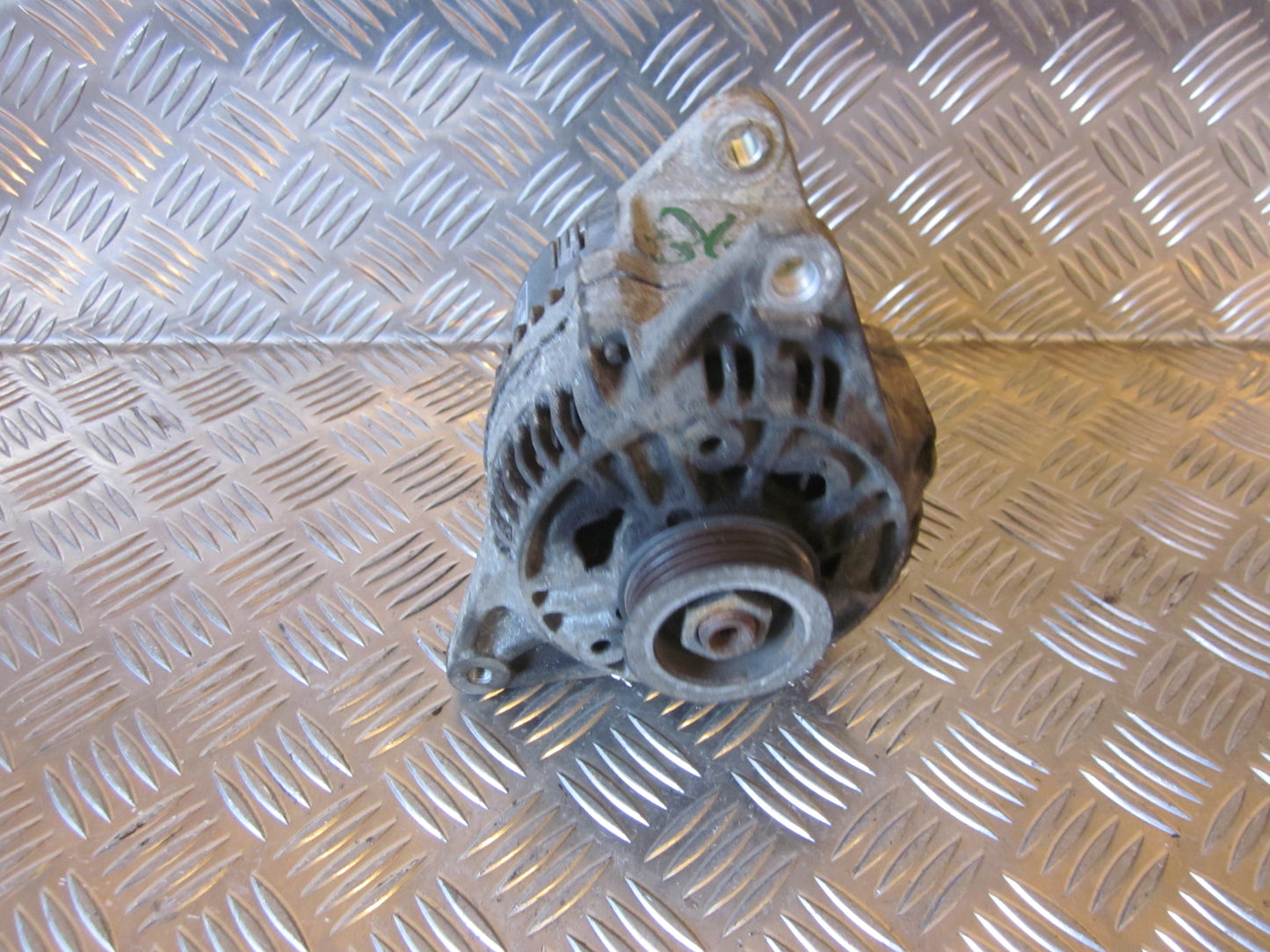 Mitsubishi Carisma Generator Med OEM Nr. MD325700 Fra Mitsubishi Ophugger