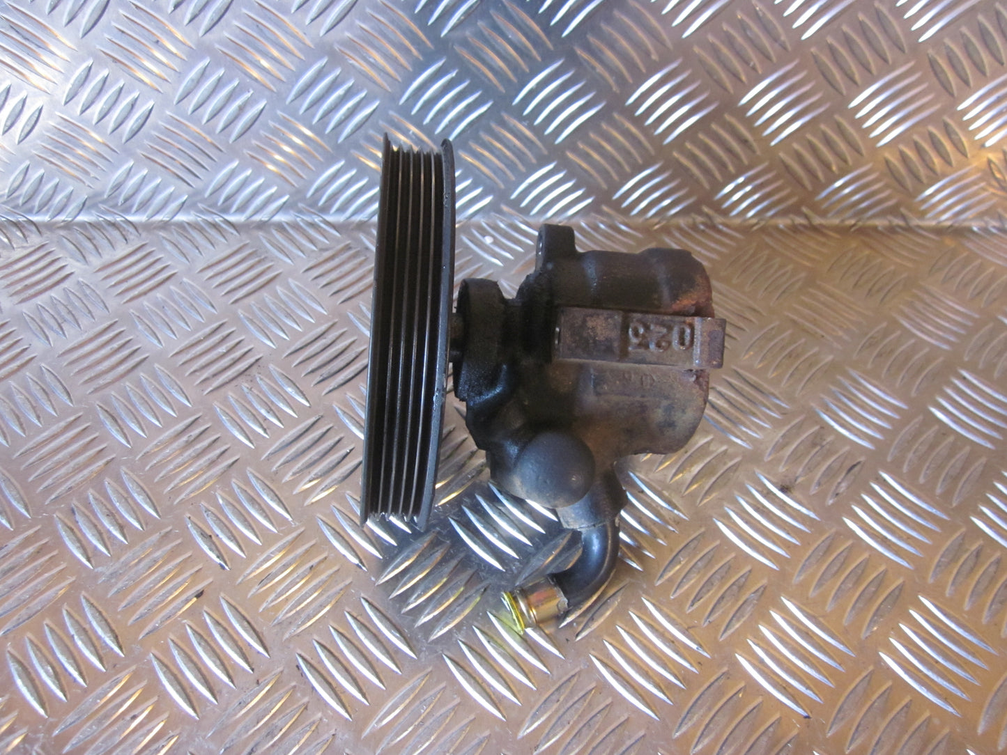 Mitsubishi Carisma Servopumpe Med OEM Nr. Ophugger Fra Mitsubishi Ophugger
