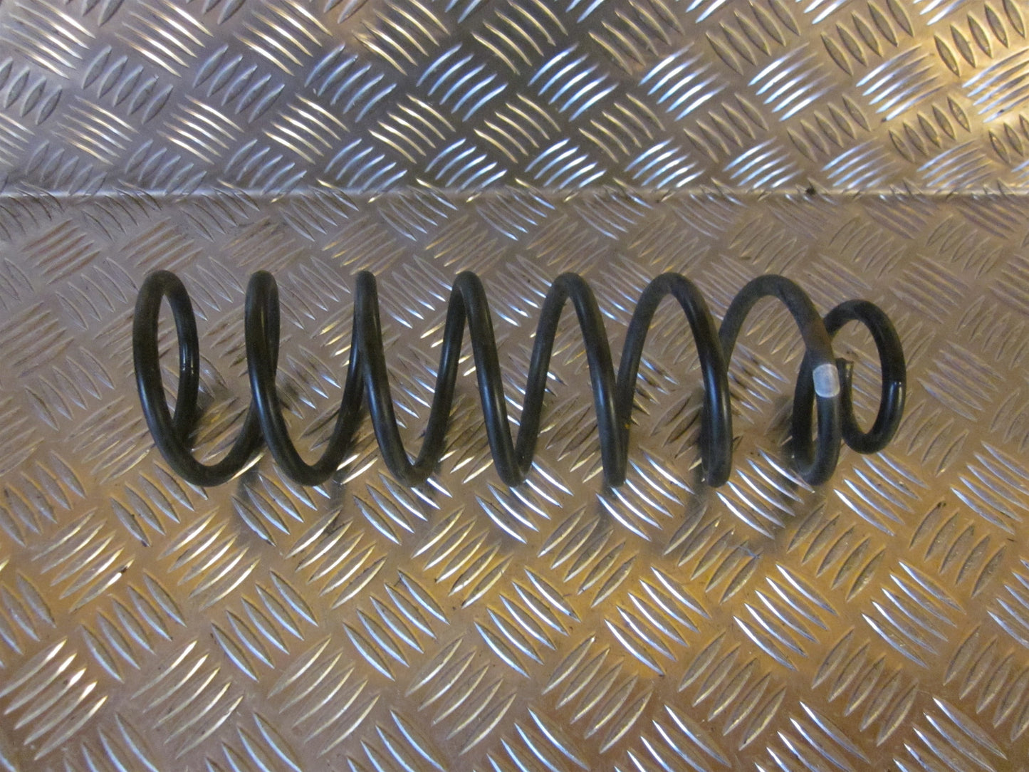 VW Polo 3 5D 6N Bagfjeder Spiral Med OEM Nr. Ophugger Fra VW Ophugger