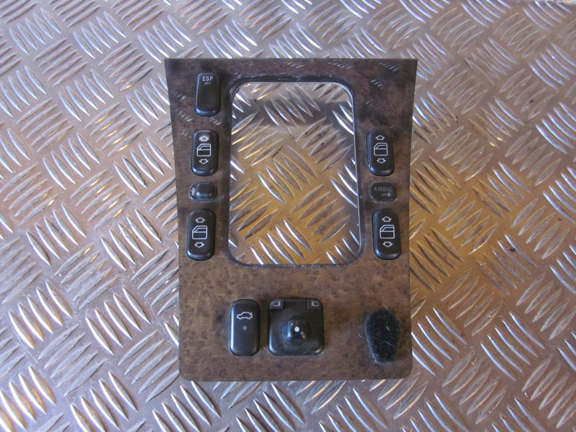 Mercedes E W210 Kontakt Rudehejs Med OEM Nr. Ophugger Fra Mercedes Ophugger