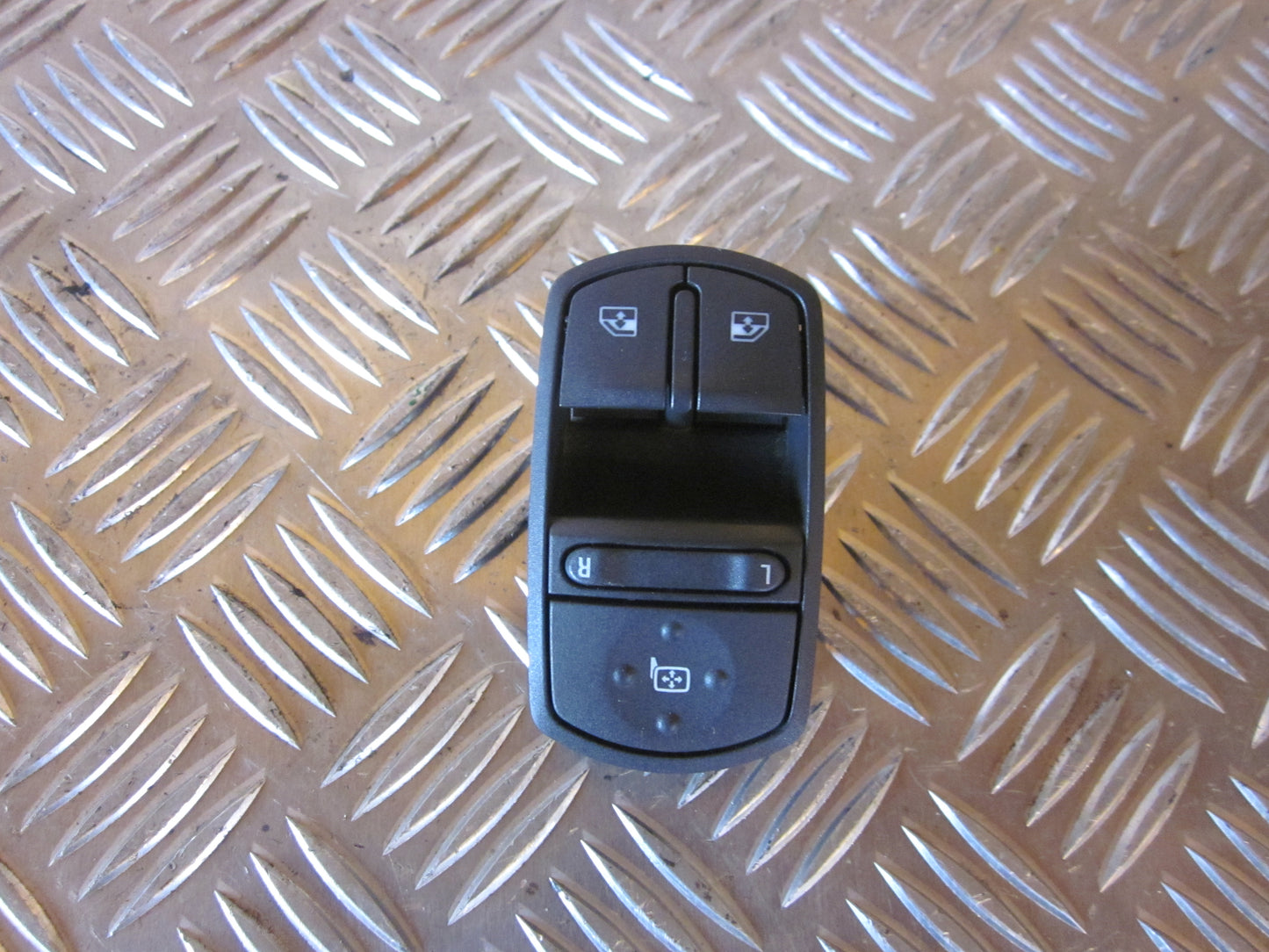 Opel Corsa D Kontakt Rudehejs Med OEM Nr. Ophugger Fra Opel Ophugger