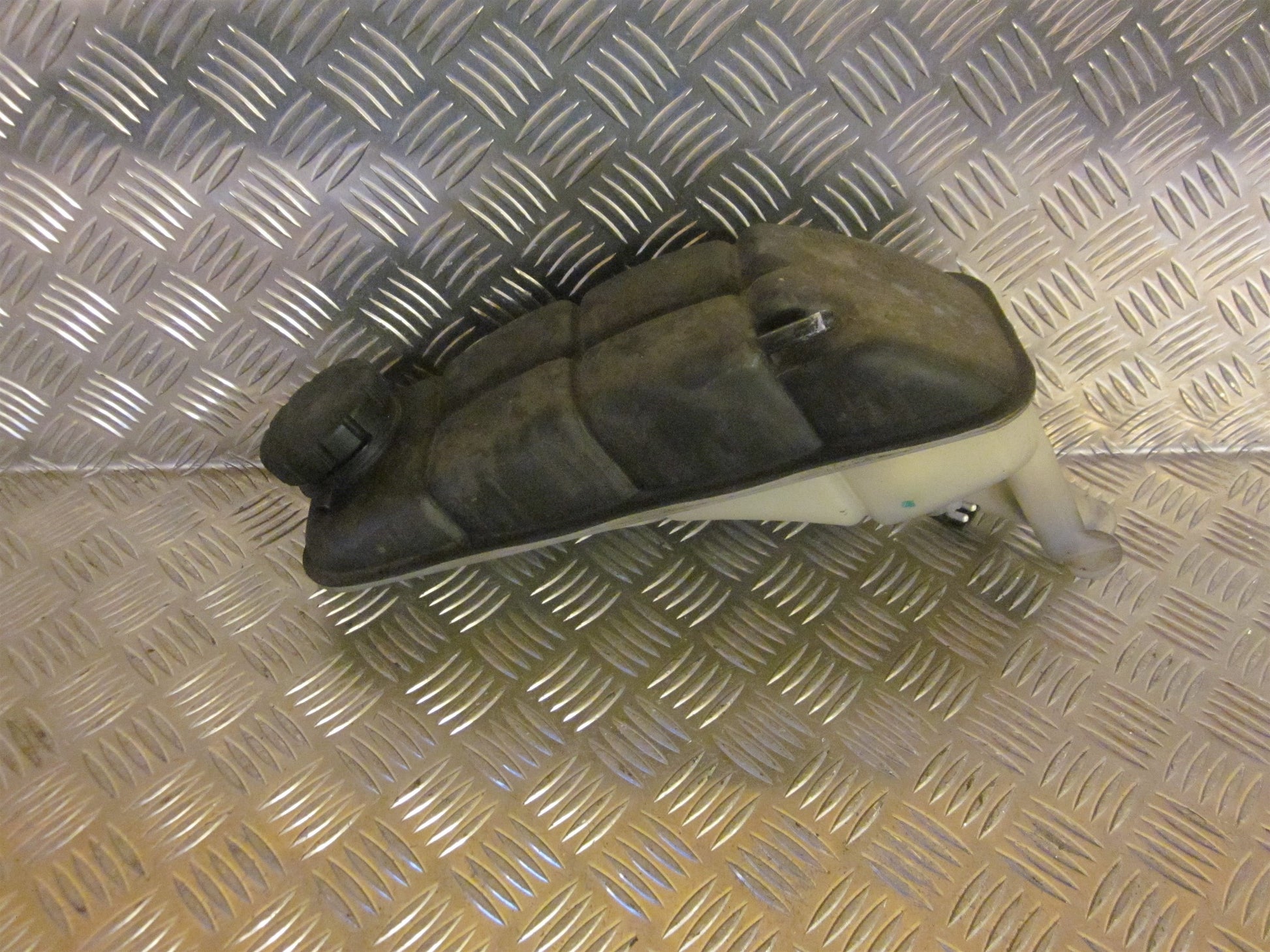 Mercedes E W210 Ekspansionsbehold Med OEM Nr. Ophugger Fra Mercedes Ophugger