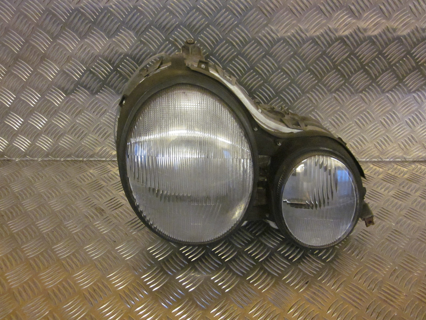 Mercedes E W210 Forlygte Med OEM Nr. Ophugger Fra Mercedes Ophugger