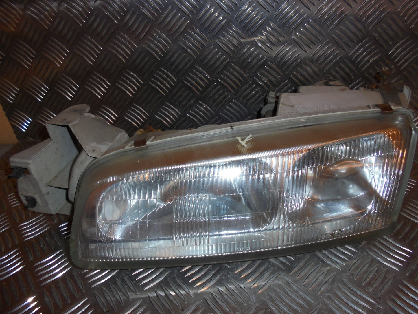 Mazda 626 GE Forlygte Med OEM Nr. Ophugger Fra Mazda Ophugger