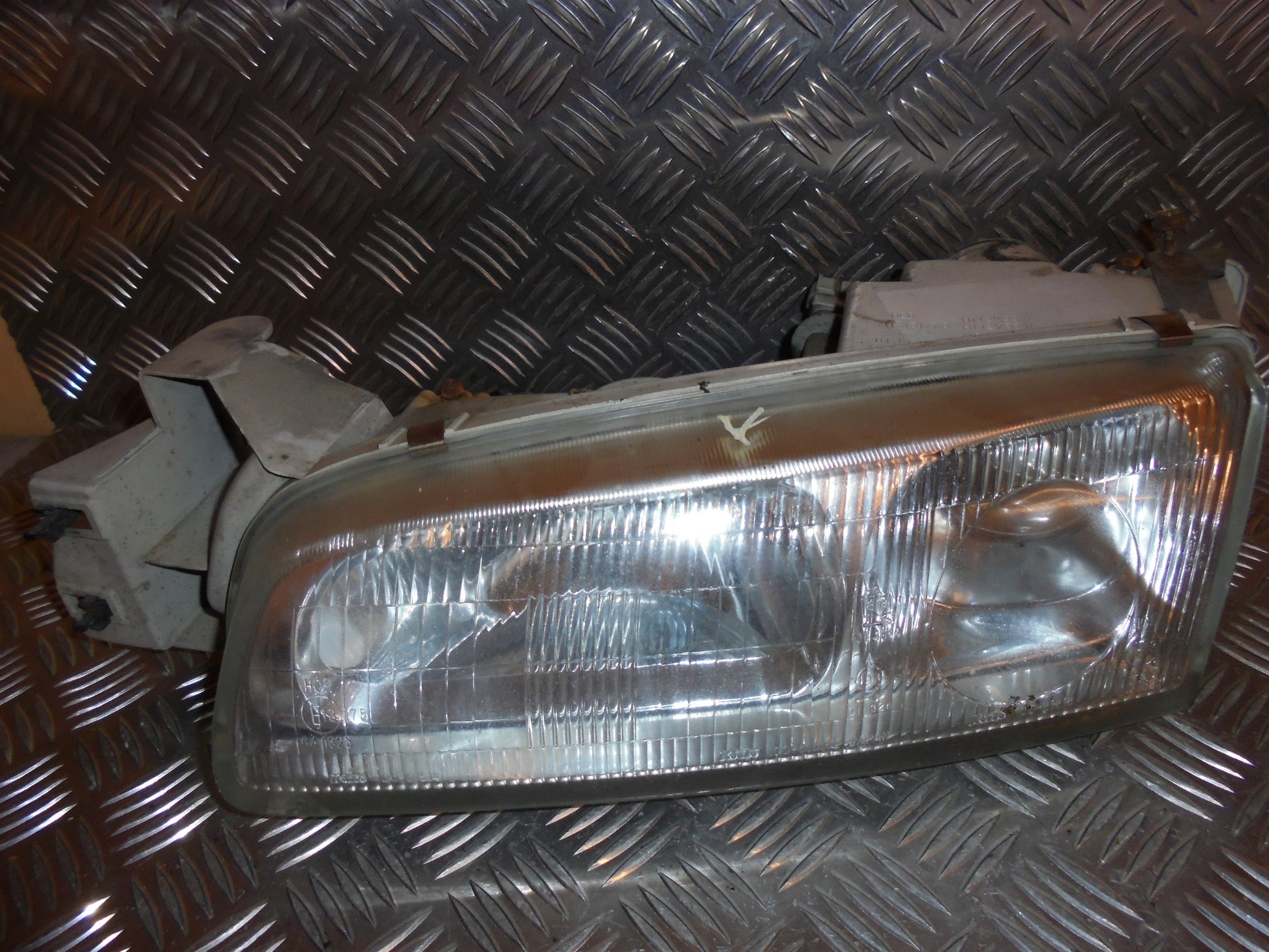 Mazda 626 GE Forlygte Med OEM Nr. Ophugger Fra Mazda Ophugger