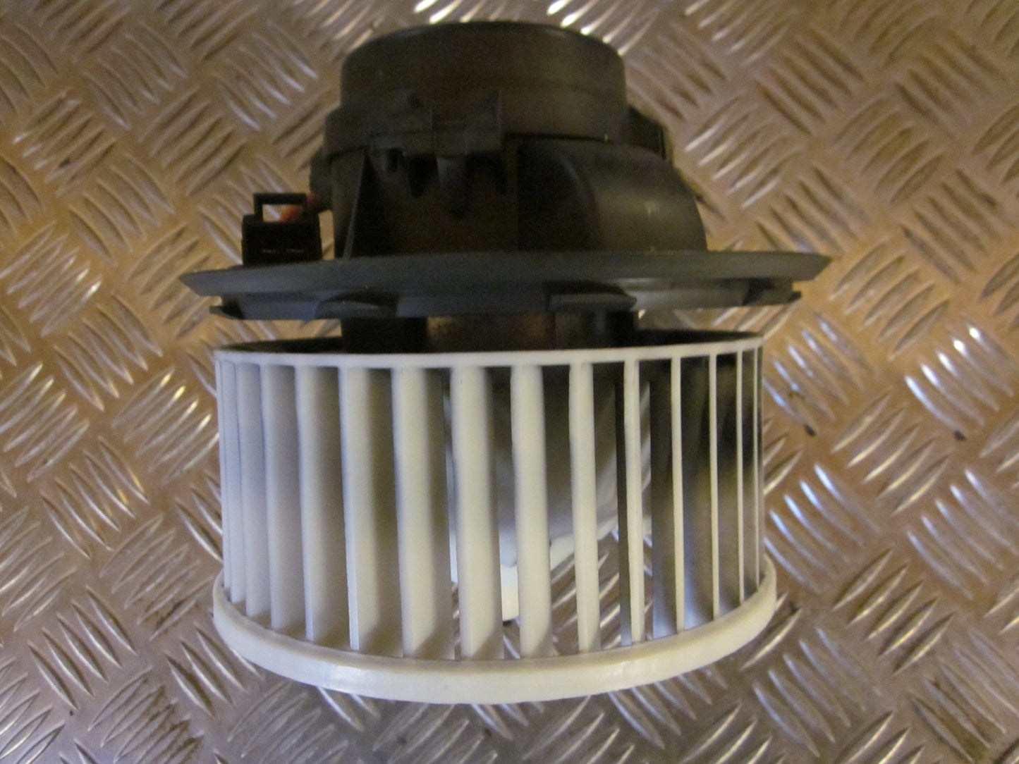 Renault Laguna 2 Varmeblæser Med OEM Nr. 7701048753 Fra Renault Ophugger