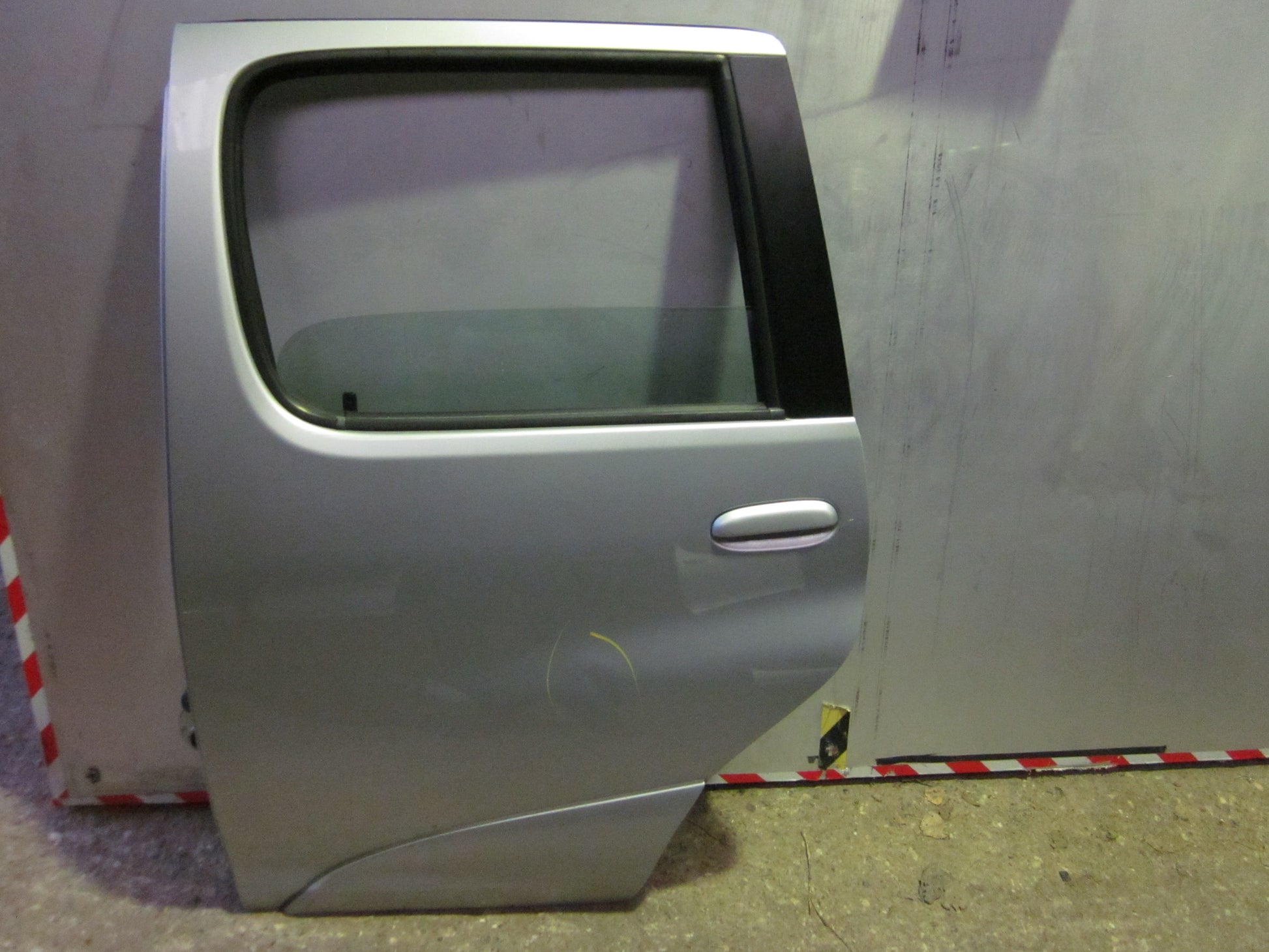 Toyota Yaris Verso Bagdør V Med OEM Nr. Ophugger Fra Toyota Ophugger