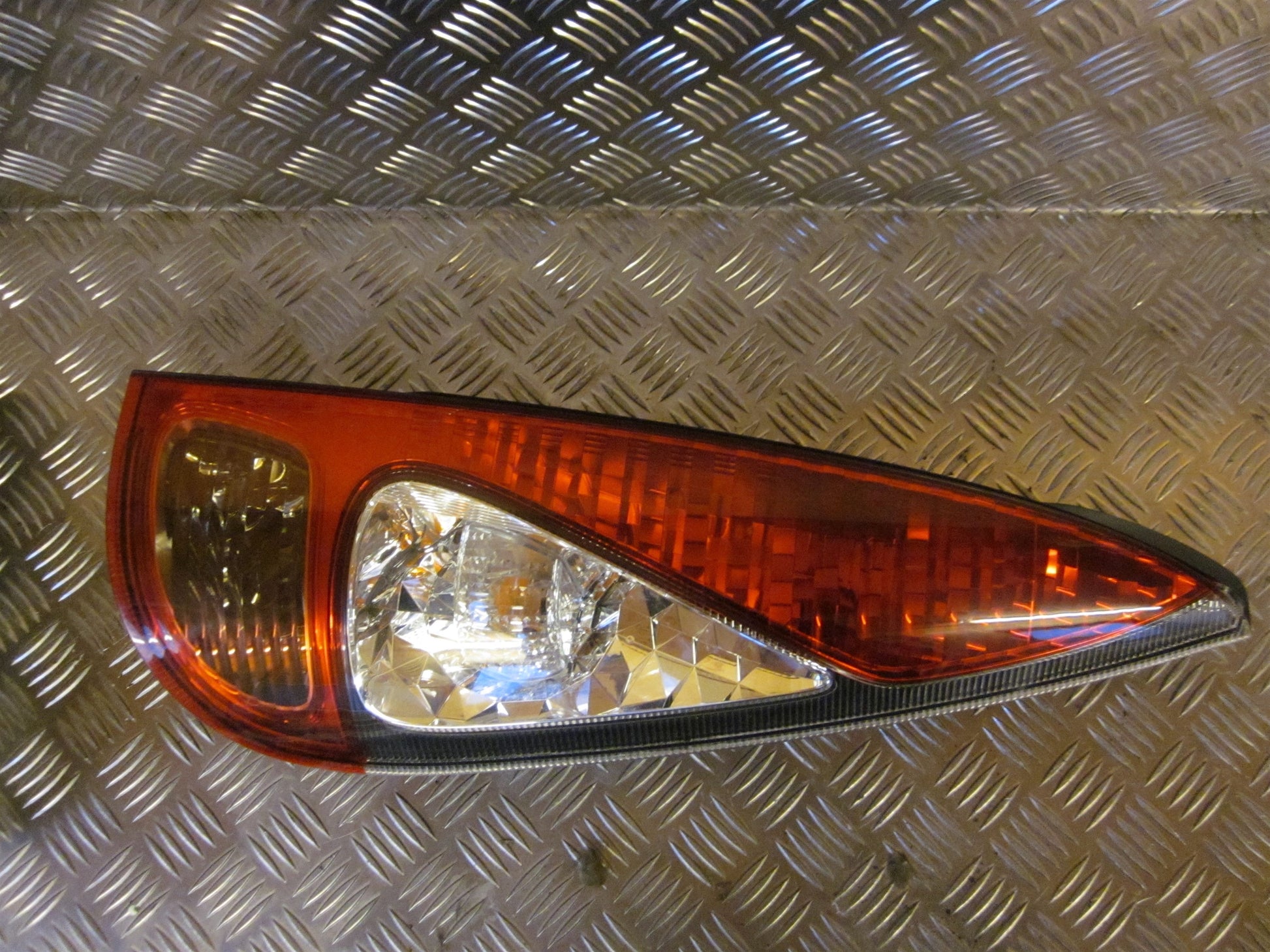 Toyota Yaris Verso Baglygte Med OEM Nr. Ophugger Fra Toyota Ophugger