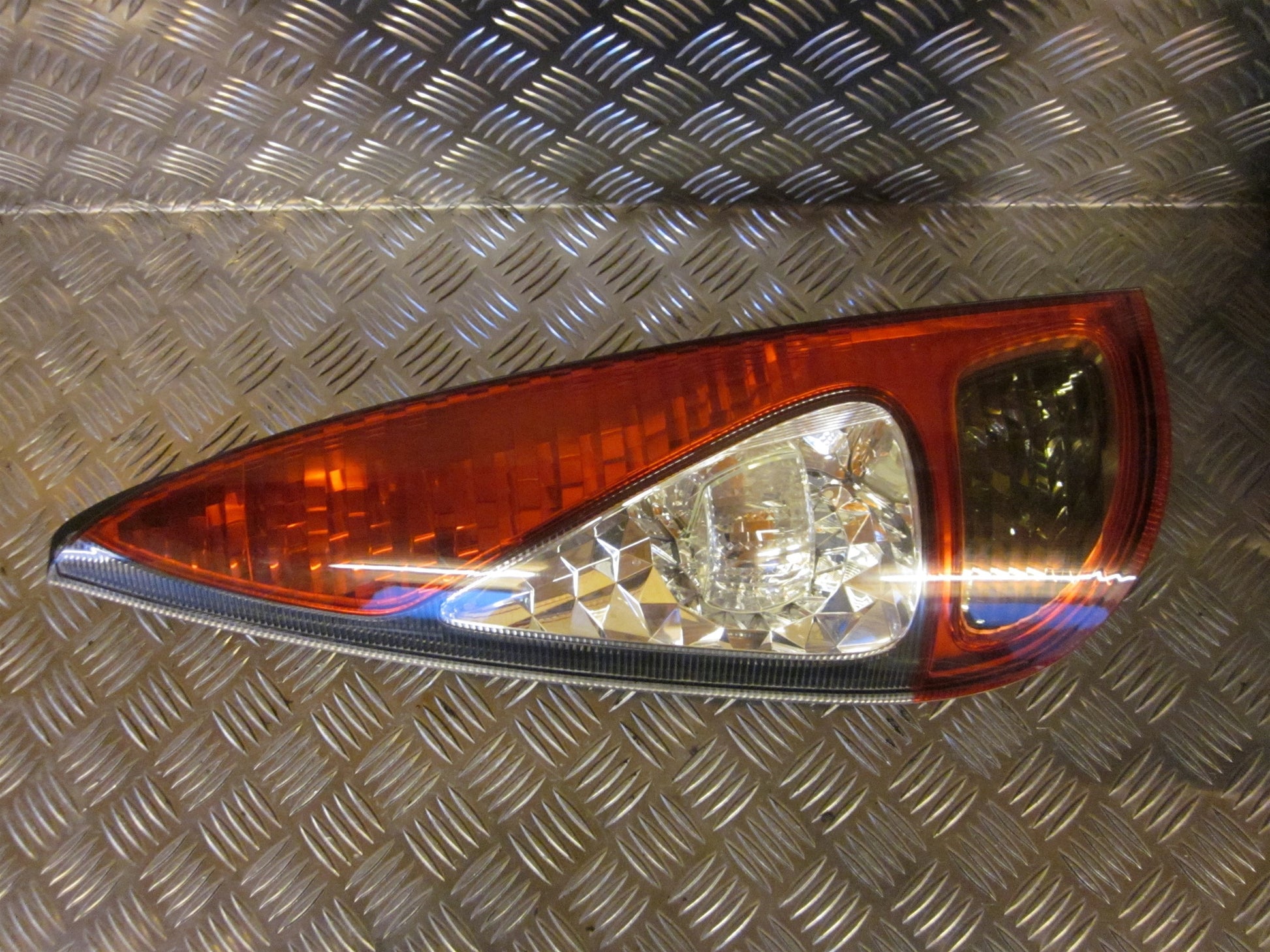 Toyota Yaris Verso Baglygte Med OEM Nr. Ophugger Fra Toyota Ophugger