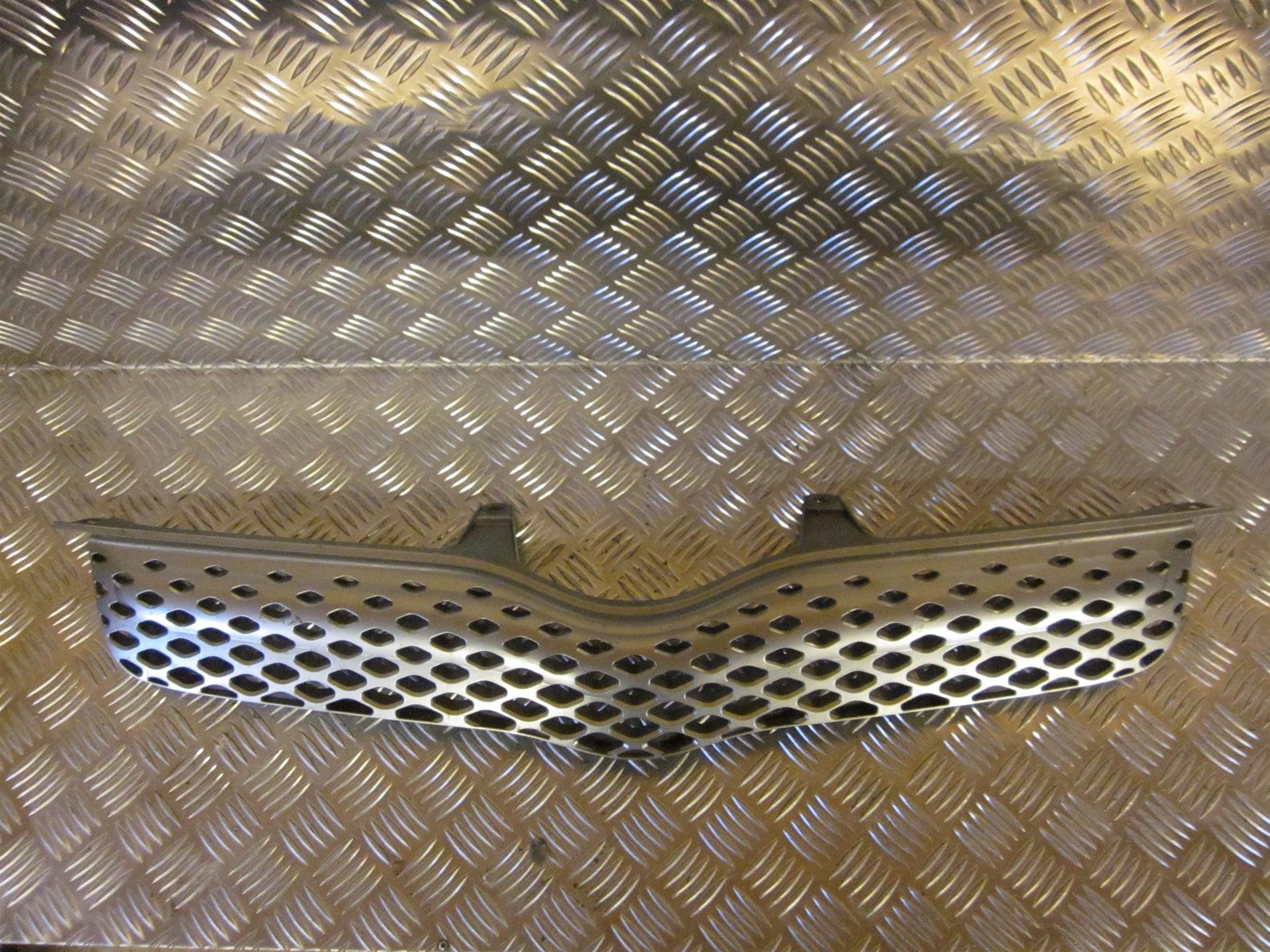 Toyota Yaris Verso Frontgitter Med OEM Nr. Ophugger Fra Toyota Ophugger