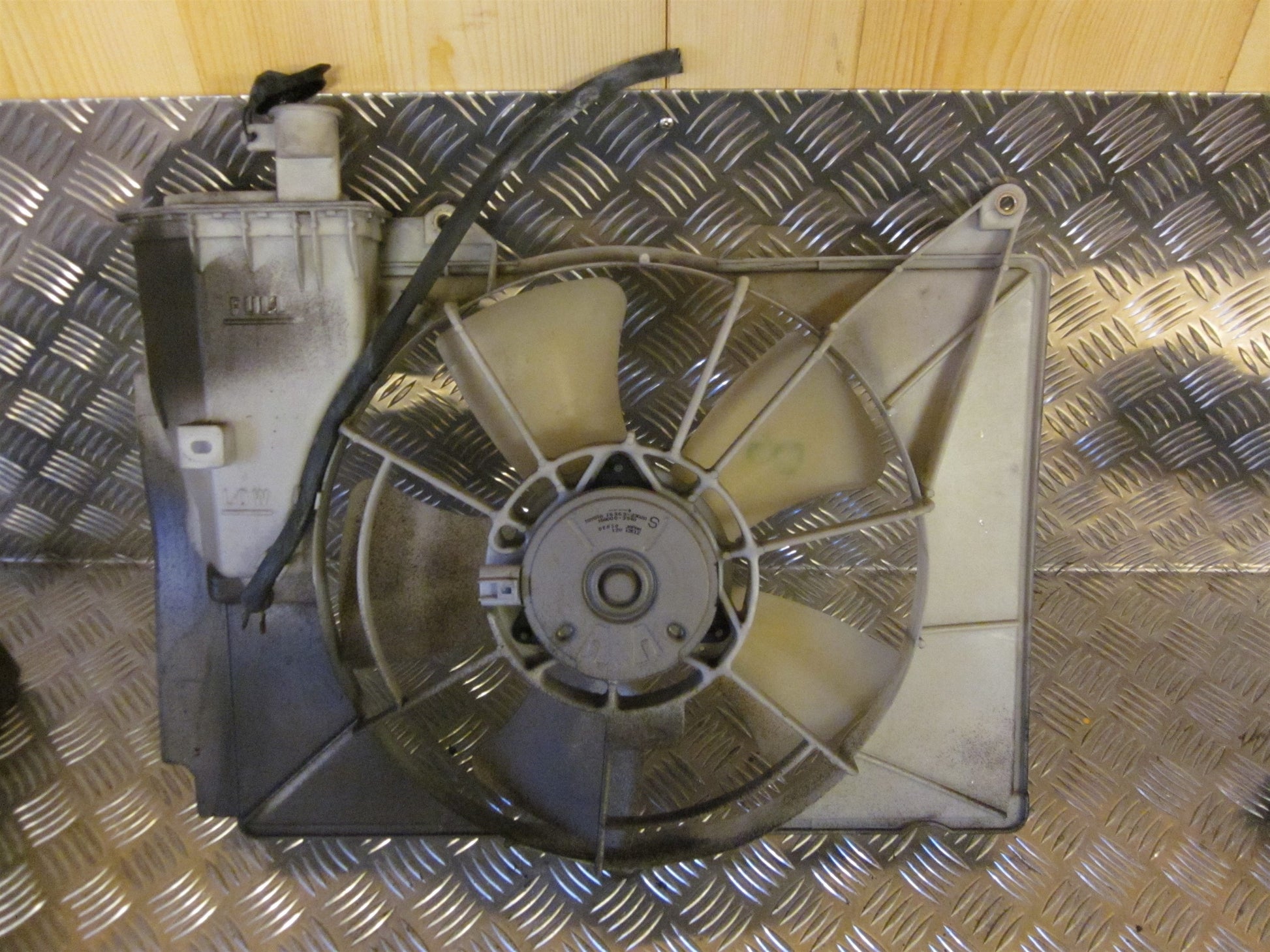 Toyota Yaris Verso Kølerblæser El Med OEM Nr. Ophugger Fra Toyota Ophugger