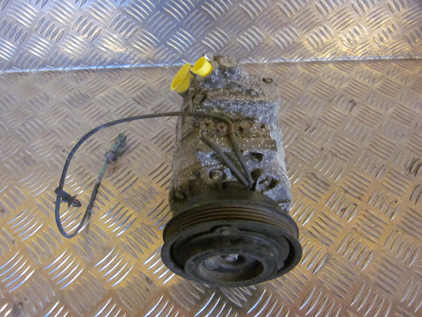 VW Passat 3B Aircondition Pumpe Med OEM Nr. 8D0260808 Fra VW Ophugger