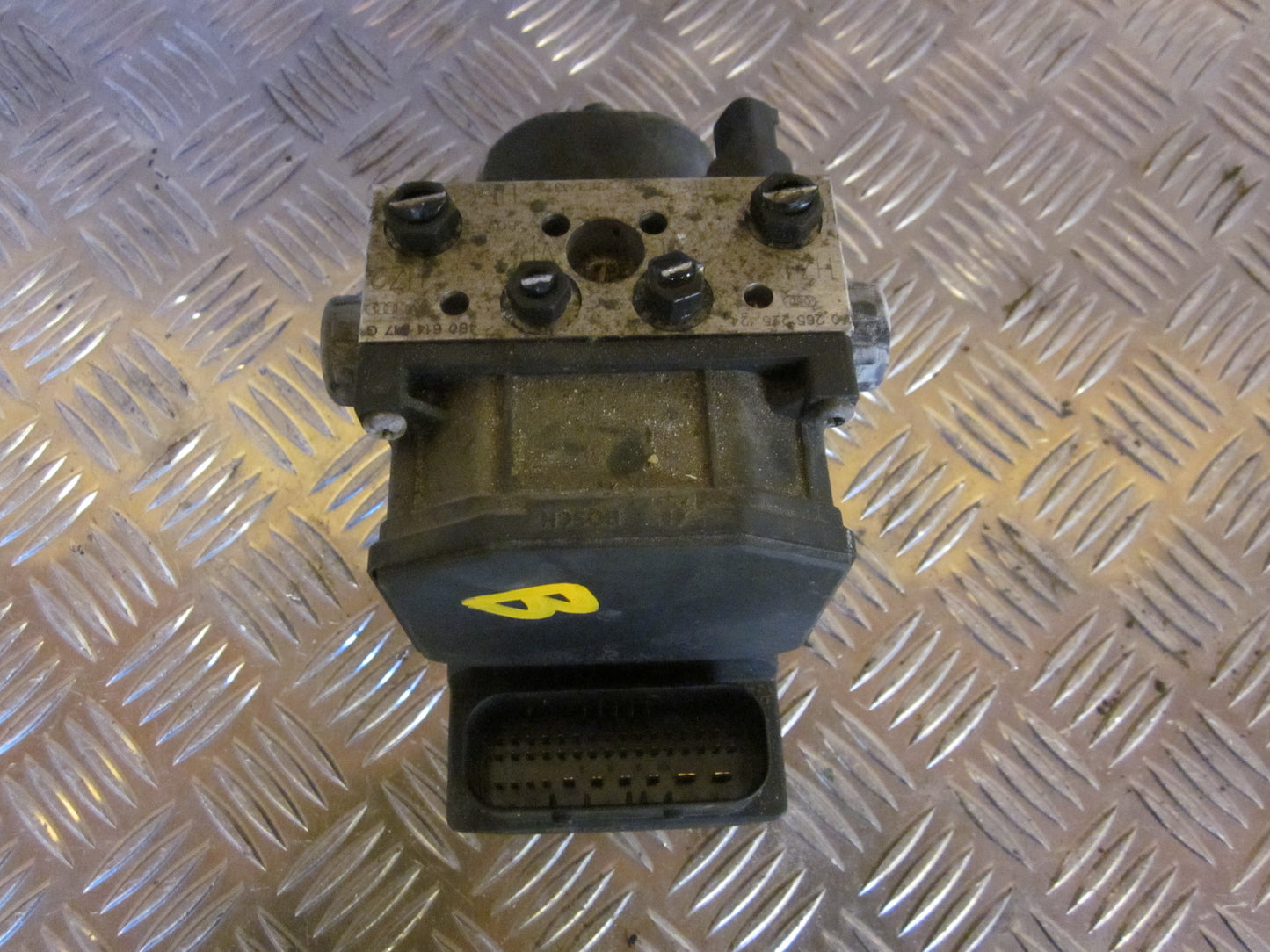 VW Passat 3B Abs Pumpe Med OEM Nr. 4B0614617G Fra VW Ophugger