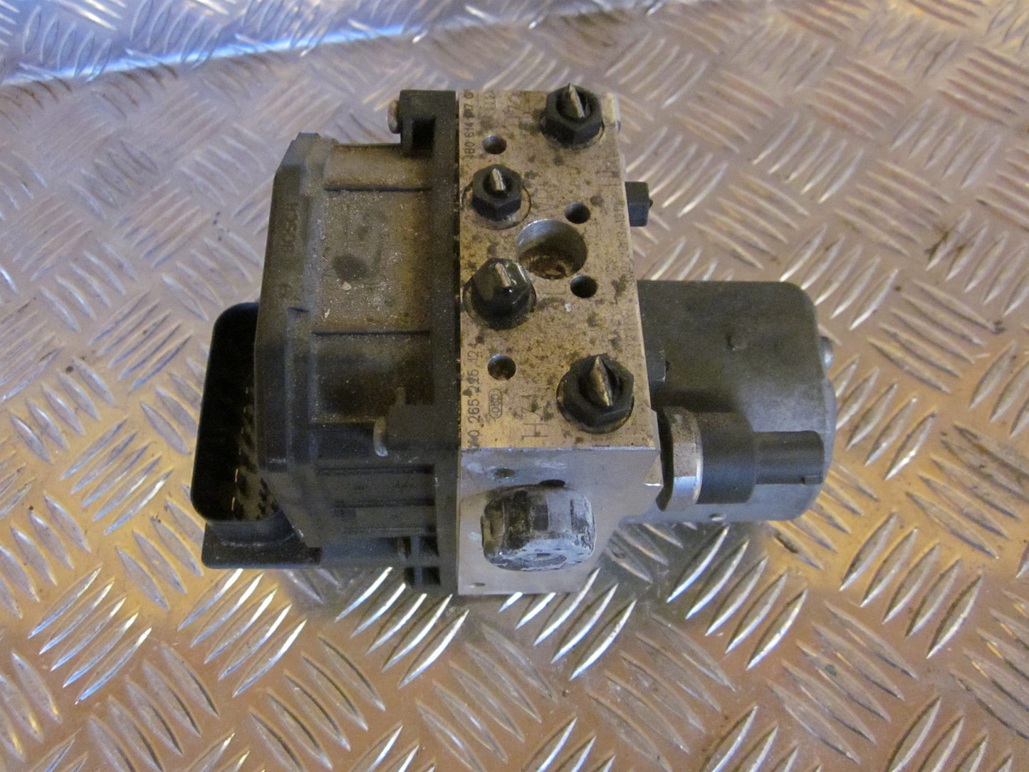 VW Passat 3B Abs Pumpe Med OEM Nr. 4B0614617G Fra VW Ophugger