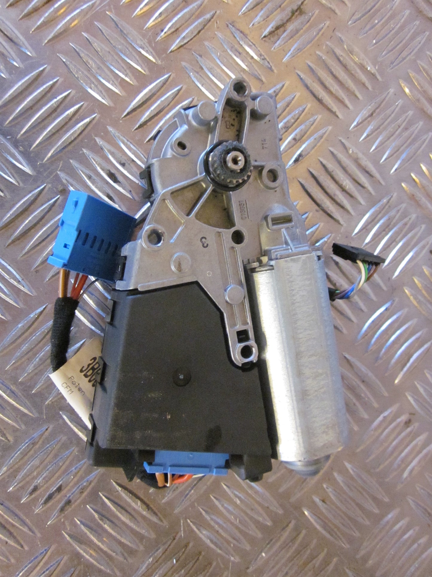 VW Passat 3B Soltagsmotor Med OEM Nr. 8D0959591C Fra VW Ophugger