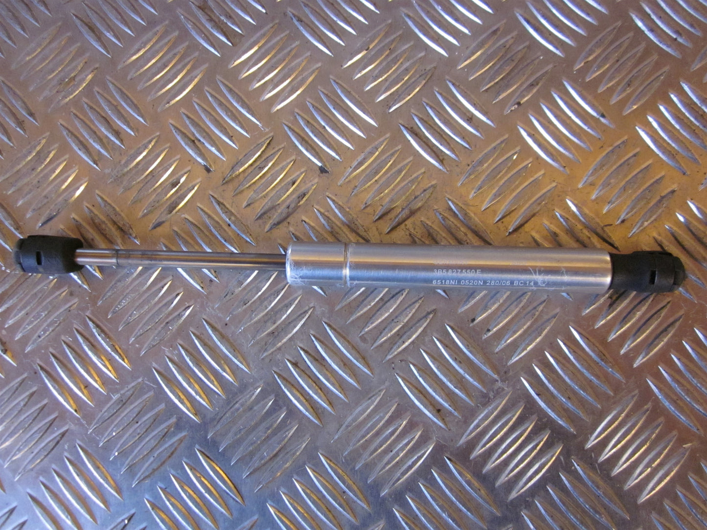 VW Passat 3B Bagklapsdæmper Med OEM Nr. 3B5827550E Fra VW Ophugger