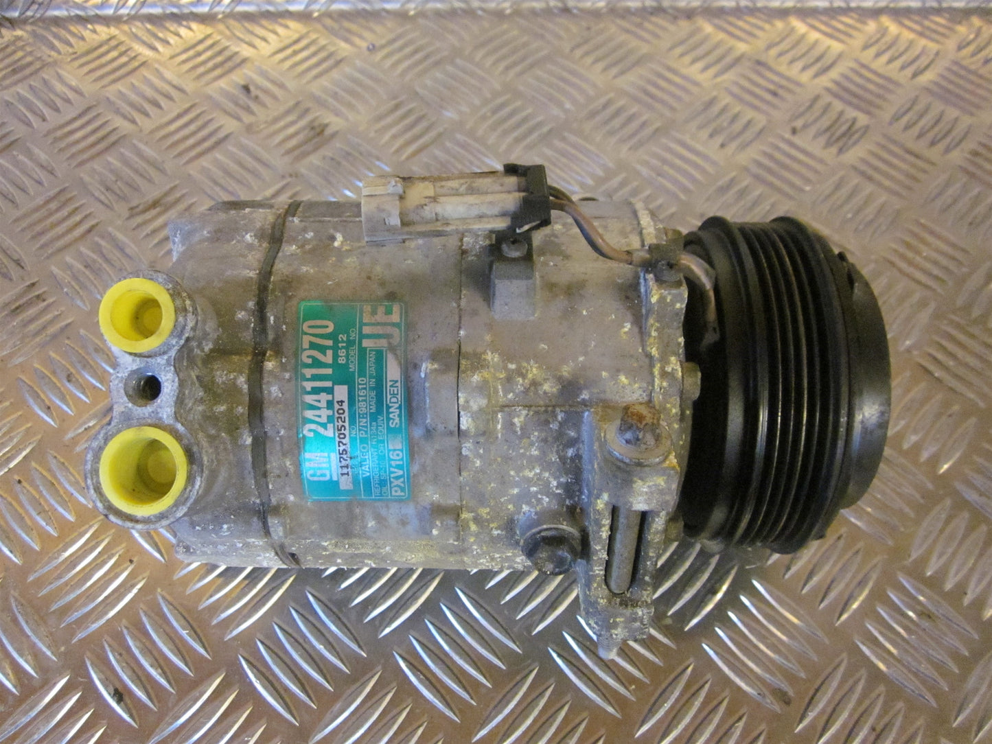 Opel Vectra C Aircondition Pumpe Med OEM Nr. 24411270 Fra Opel Ophugger