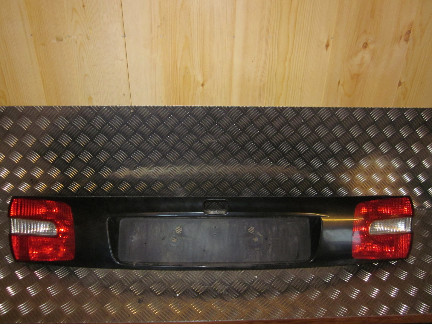 Volvo S40/V40 Bagpanel M/Lygter Med OEM Nr. Ophugger Fra Volvo Ophugger