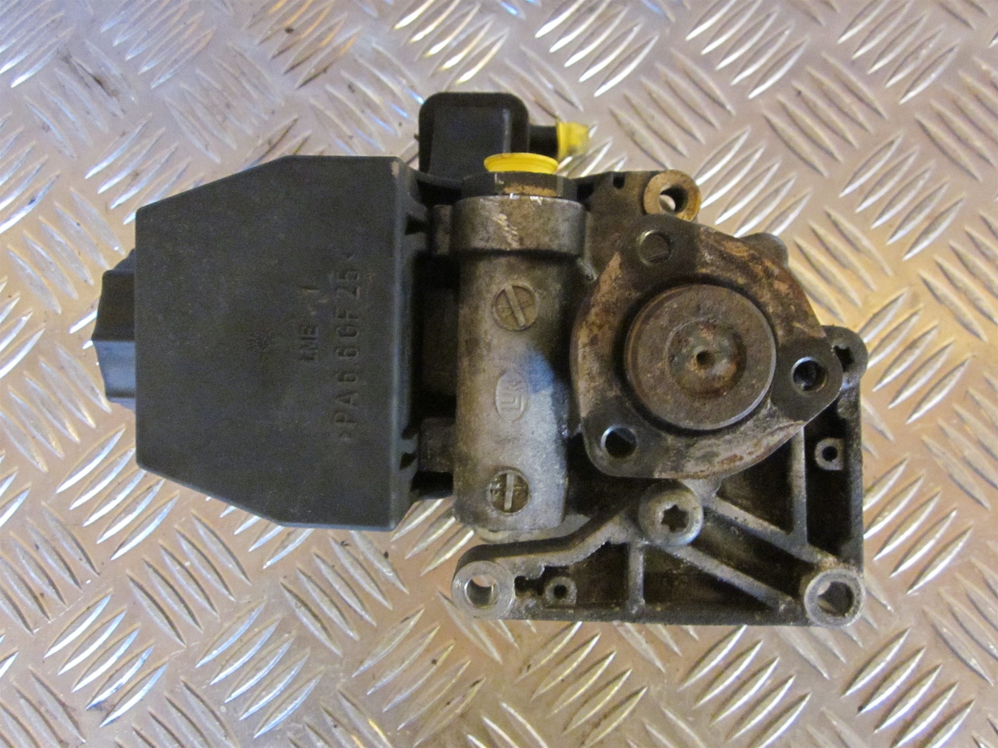 Mercedes E W210 Servopumpe Med OEM Nr. Ophugger Fra Mercedes Ophugger