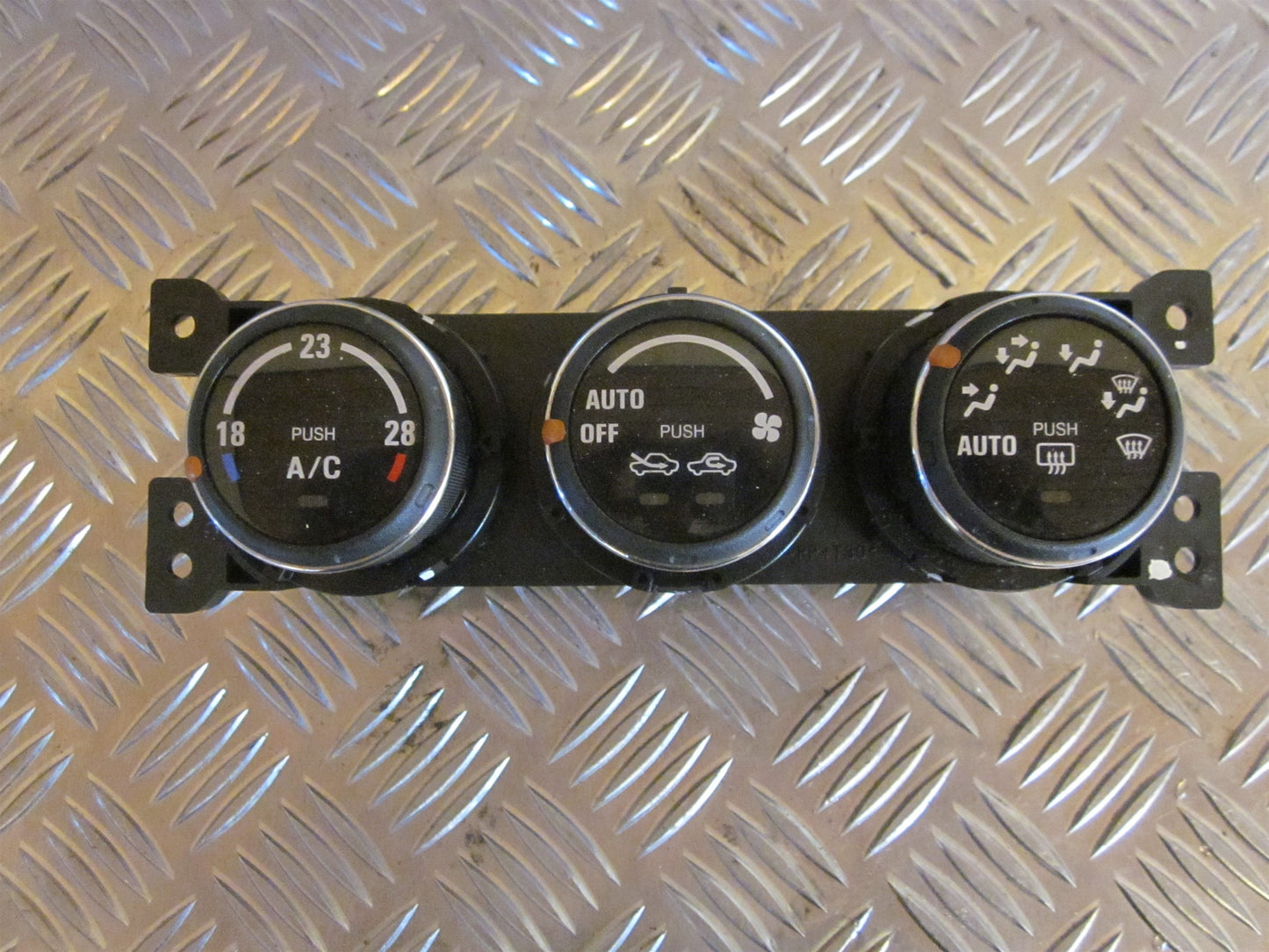 Suzuki Liana Varmeregulering Med OEM Nr. Ophugger Fra Suzuki Ophugger