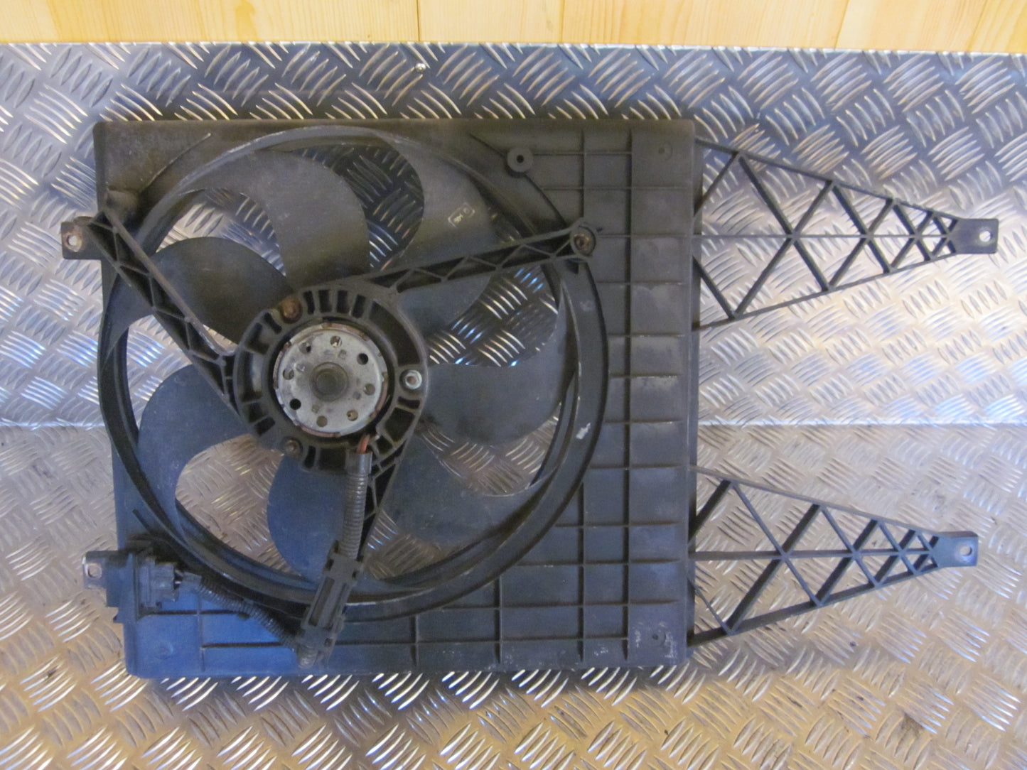 Skoda Fabia Kølerblæser El Med OEM Nr. 6Q0121207C9B9 Fra Skoda Ophugger