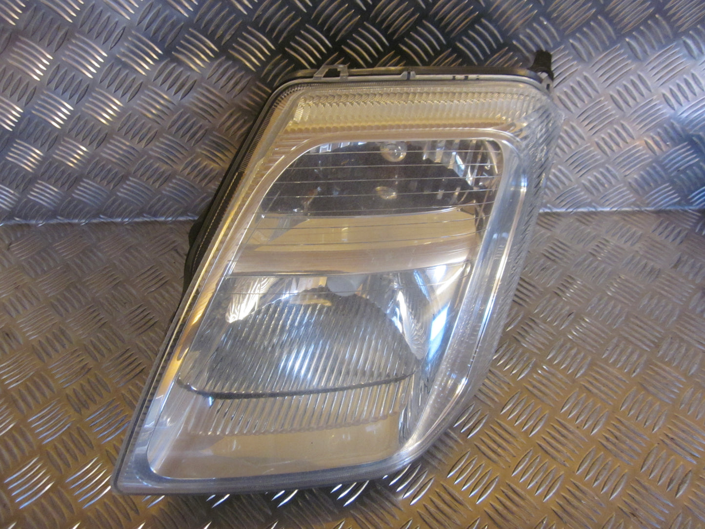 Citroen C2 Forlygte Med OEM Nr. 9642281180 Fra Citroen Ophugger