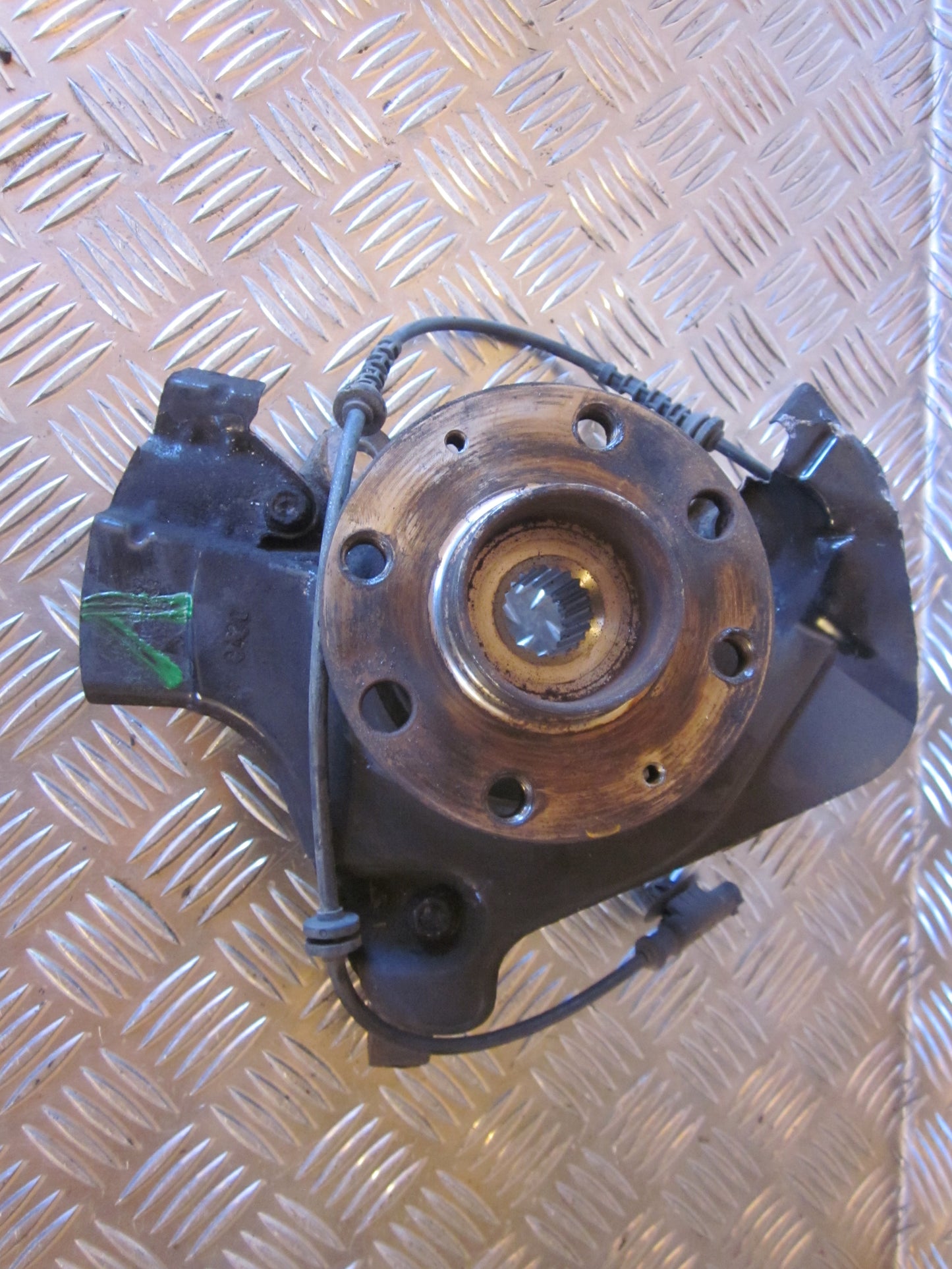 Opel Corsa D Spindel For V Med OEM Nr. 55703163 Fra Opel Ophugger