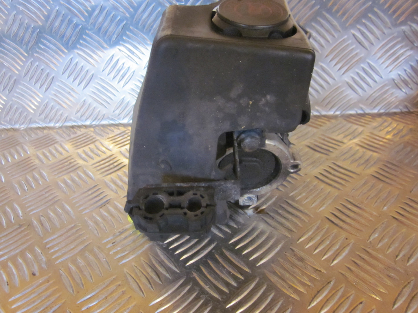 Peugeot 206 Servopumpe Med OEM Nr. 9630501680 Fra Peugeot Ophugger