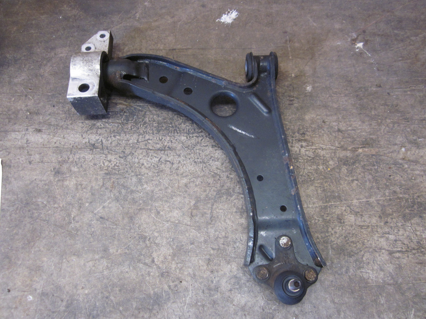 VW Caddy 2K Bærearm F.N. H Med OEM Nr. 1K0407190E Fra VW Ophugger