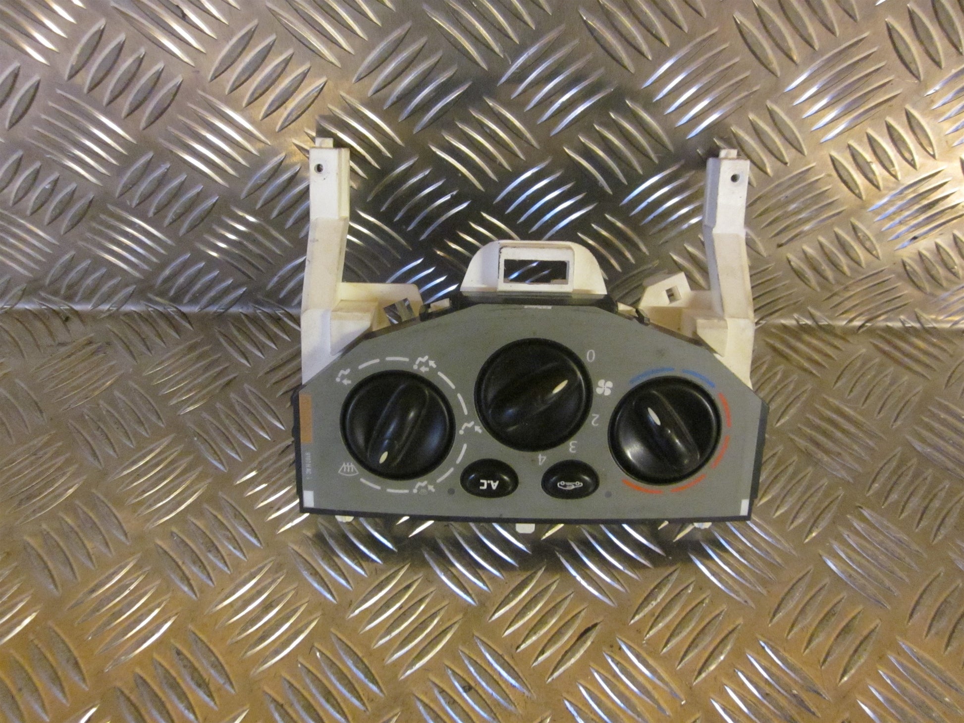 Renault Trafic 1 Viskertræk Med OEM Nr. 7701055892 Fra Renault Ophugger