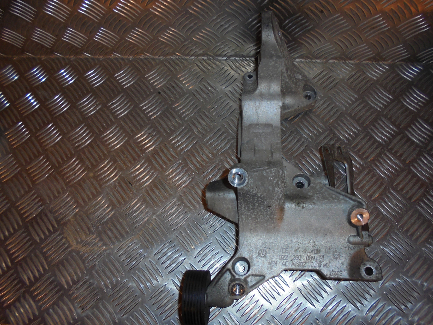 VW Golf 5 1K Generatorbeslag Med OEM Nr. 022260089M Fra VW Ophugger