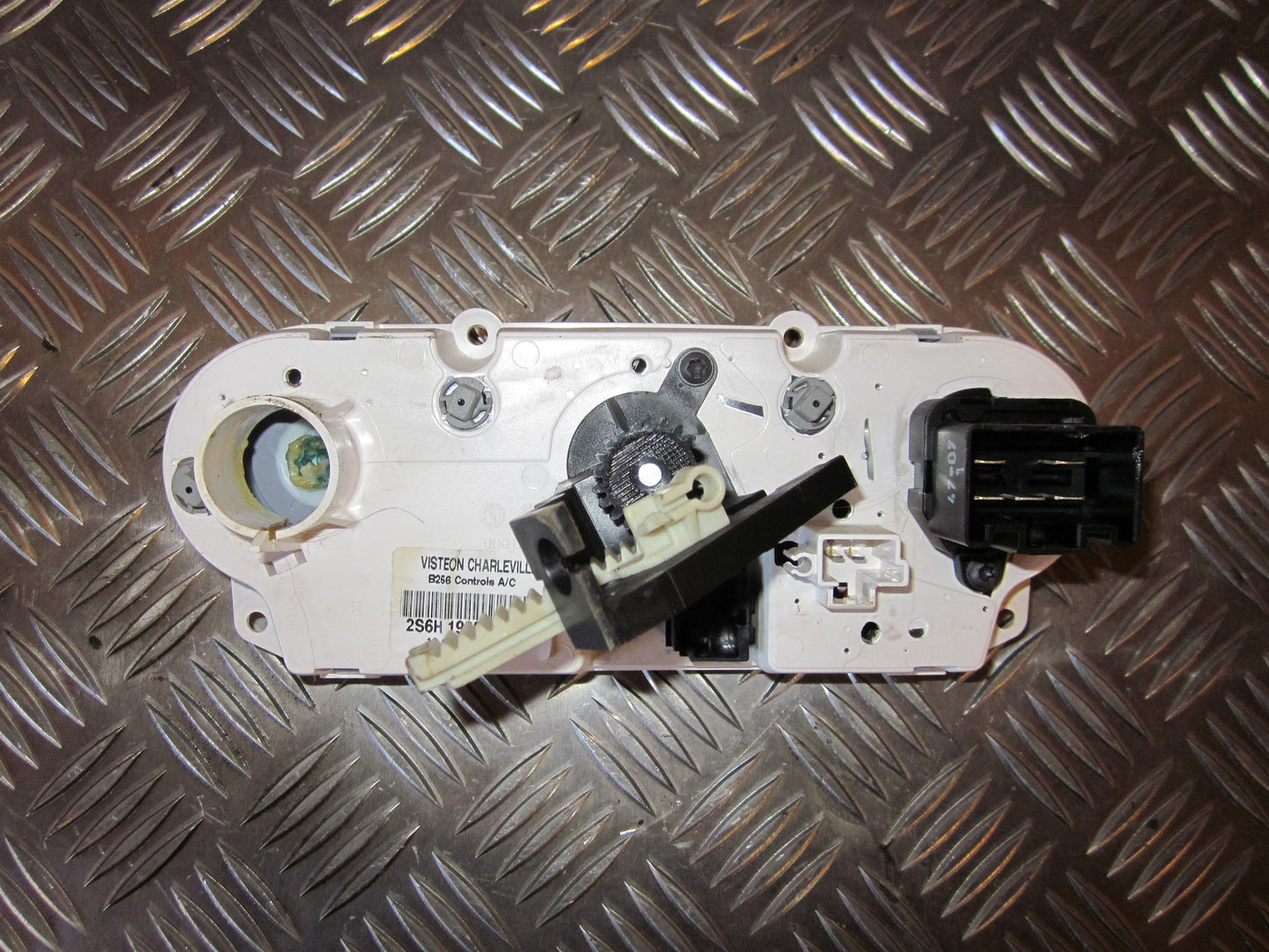 Ford Fusion 1 Varmeregulering Med OEM Nr. Ophugger Fra Ford Ophugger