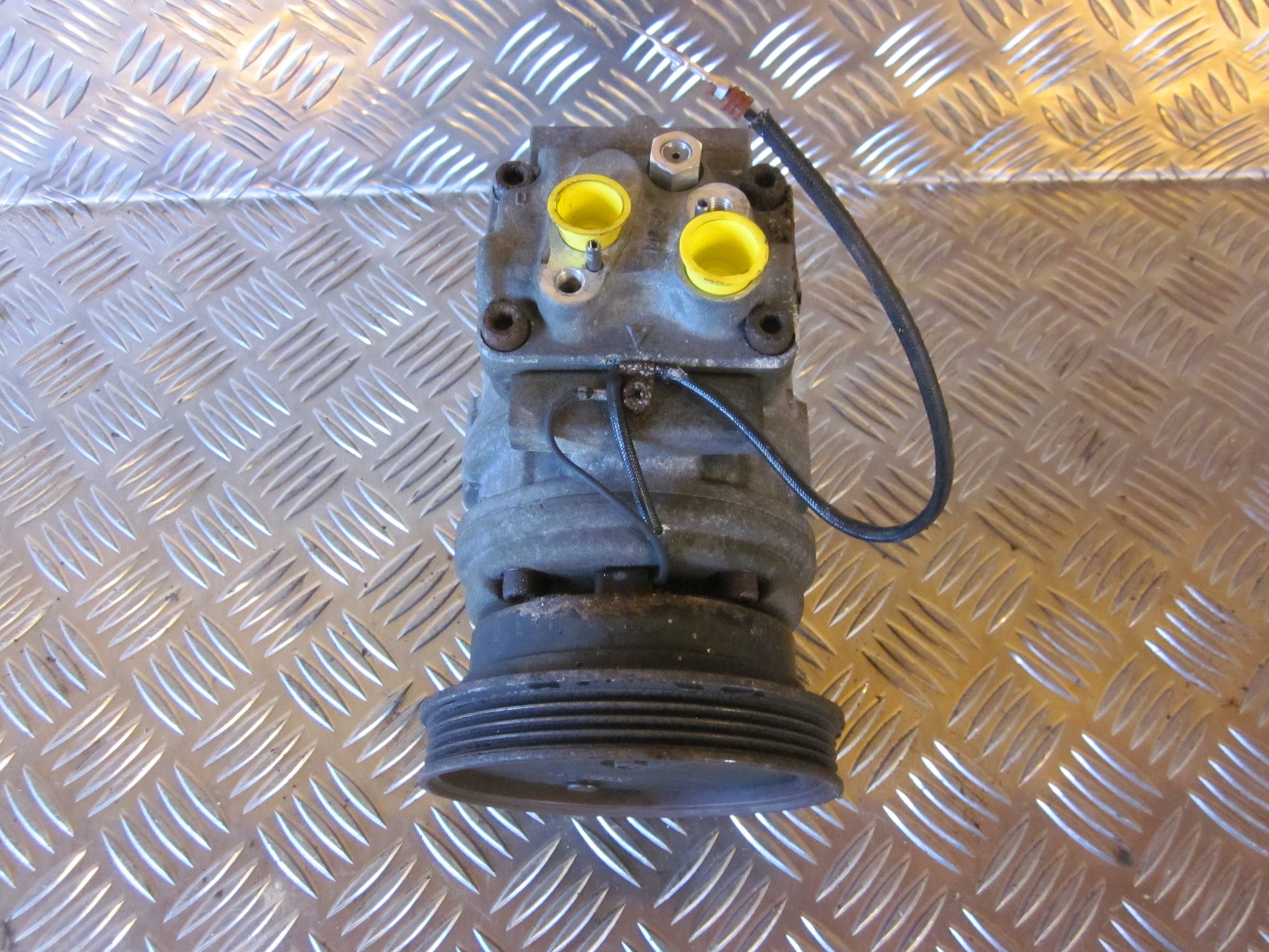 Kia Rio DC Aircondition Pumpe Med OEM Nr. 1214012200 Fra Kia Ophugger