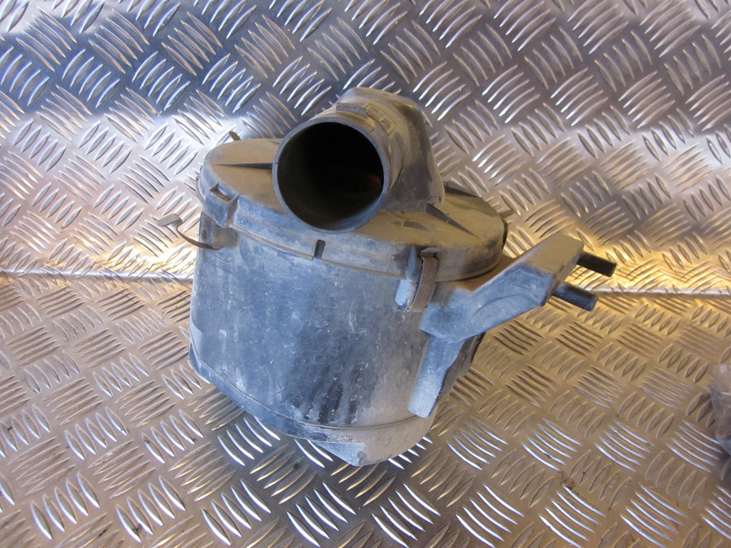 Peugeot Partner Luftfilterkasse Med OEM Nr. Ophugger Fra Peugeot Ophugger