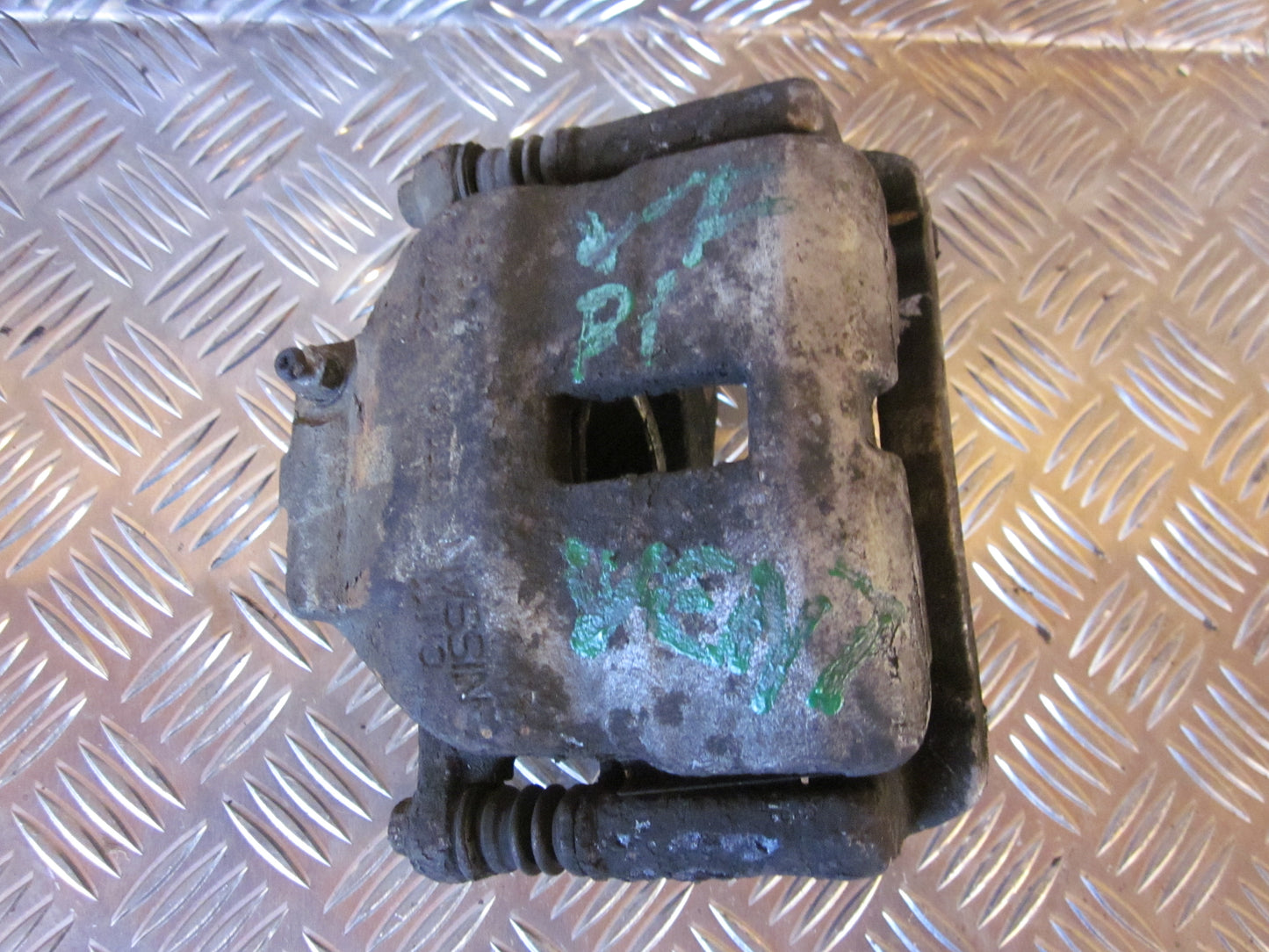 Nissan Primera P11 Bremsekaliber VF Med OEM Nr. Ophugger Fra Nissan Ophugger
