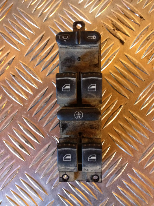 Skoda Octavia Kontakt Rudehejs Med OEM Nr. 1J4959857A Fra Skoda Ophugger