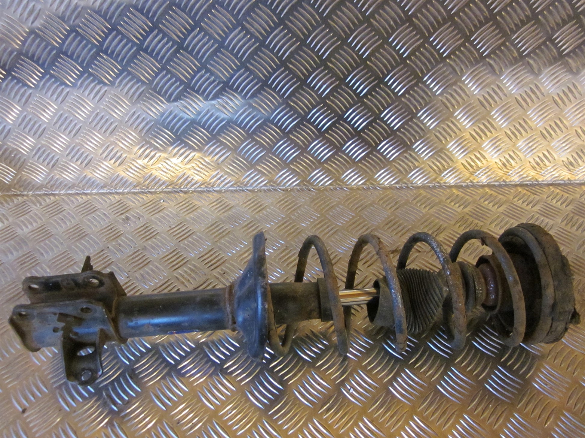 Mazda 323 S 4D BA12 Fjederben Bag V Med OEM Nr. Ophugger Fra Mazda Ophugger