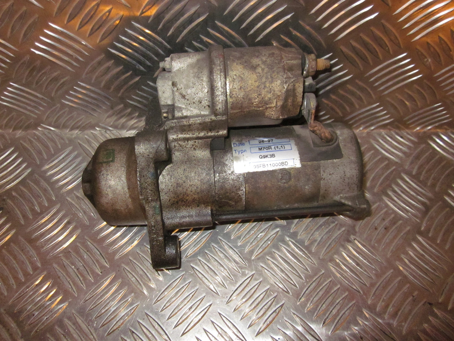 Mazda 121 ZQ Starter Med OEM Nr. 1E0318400A Fra Mazda Ophugger