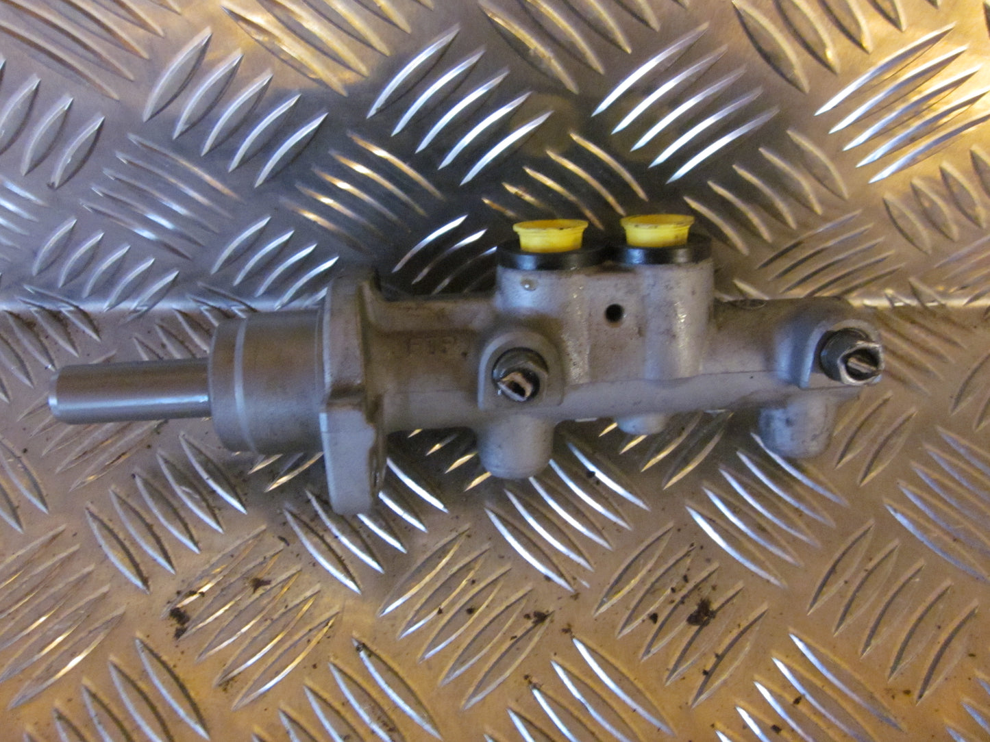 Skoda Fabia Bremsehovedcylinder Med OEM Nr. 6Q0611019Q Fra Skoda Ophugger